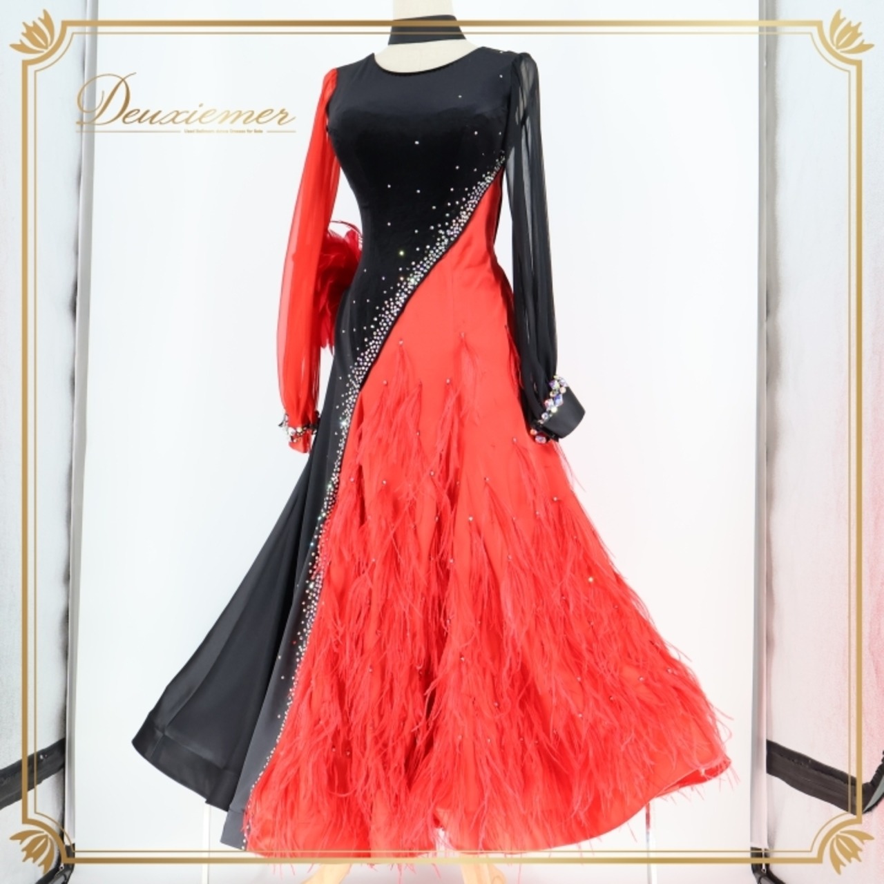 社交ダンス 衣装 スタンダードドレス ドレス ワンピース スタンダード 赤 黒 羽 ファー デモ 競技 ダンス パーティ 発表会 豪華 華やか ブラック系 レッド系 ベロア 大きな花モチーフ 高級感 おしゃれ ゴージャス ダンス衣装 イベント用 フォーマル レディース フェザー 飾り