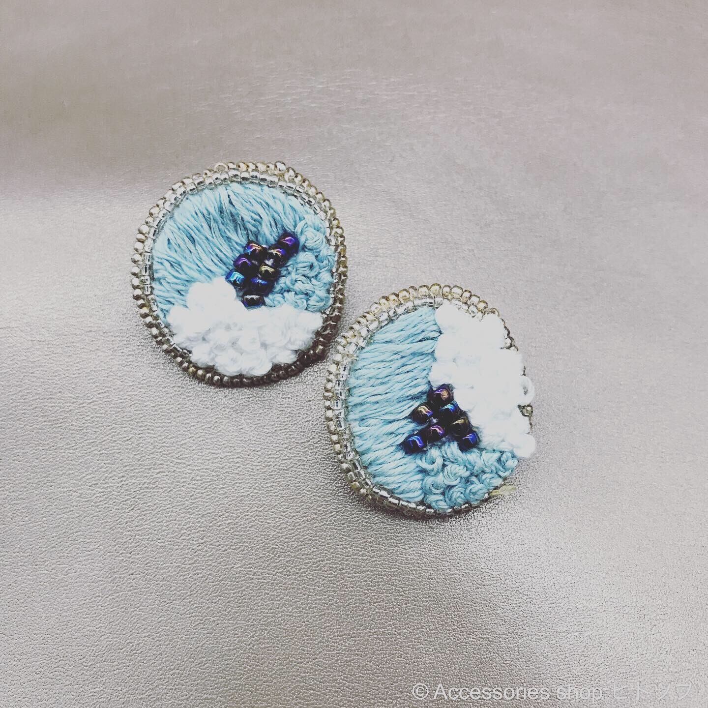 0184:snow×ice くすみブルーのスタッドピアス