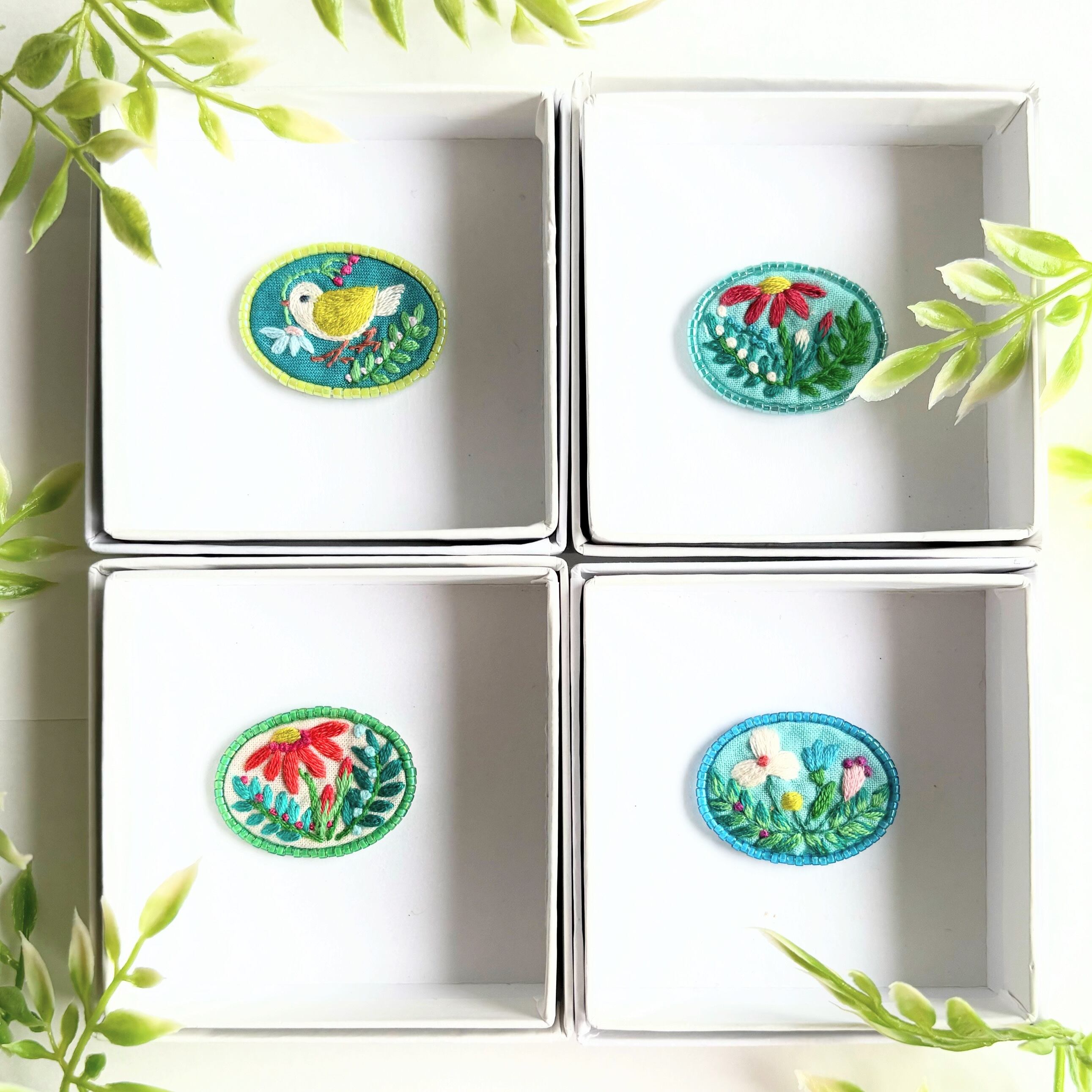 ビーズで飾った草花のミニ刺繍ブローチ【botanical】#387 | j.couture