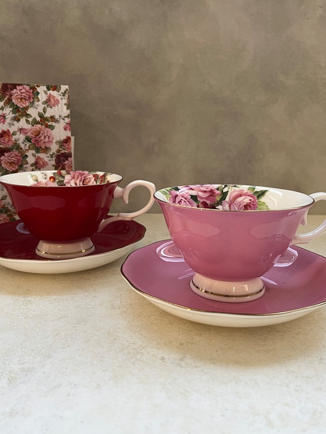 鮮やかなレッド・ピンクのコーヒー碗皿