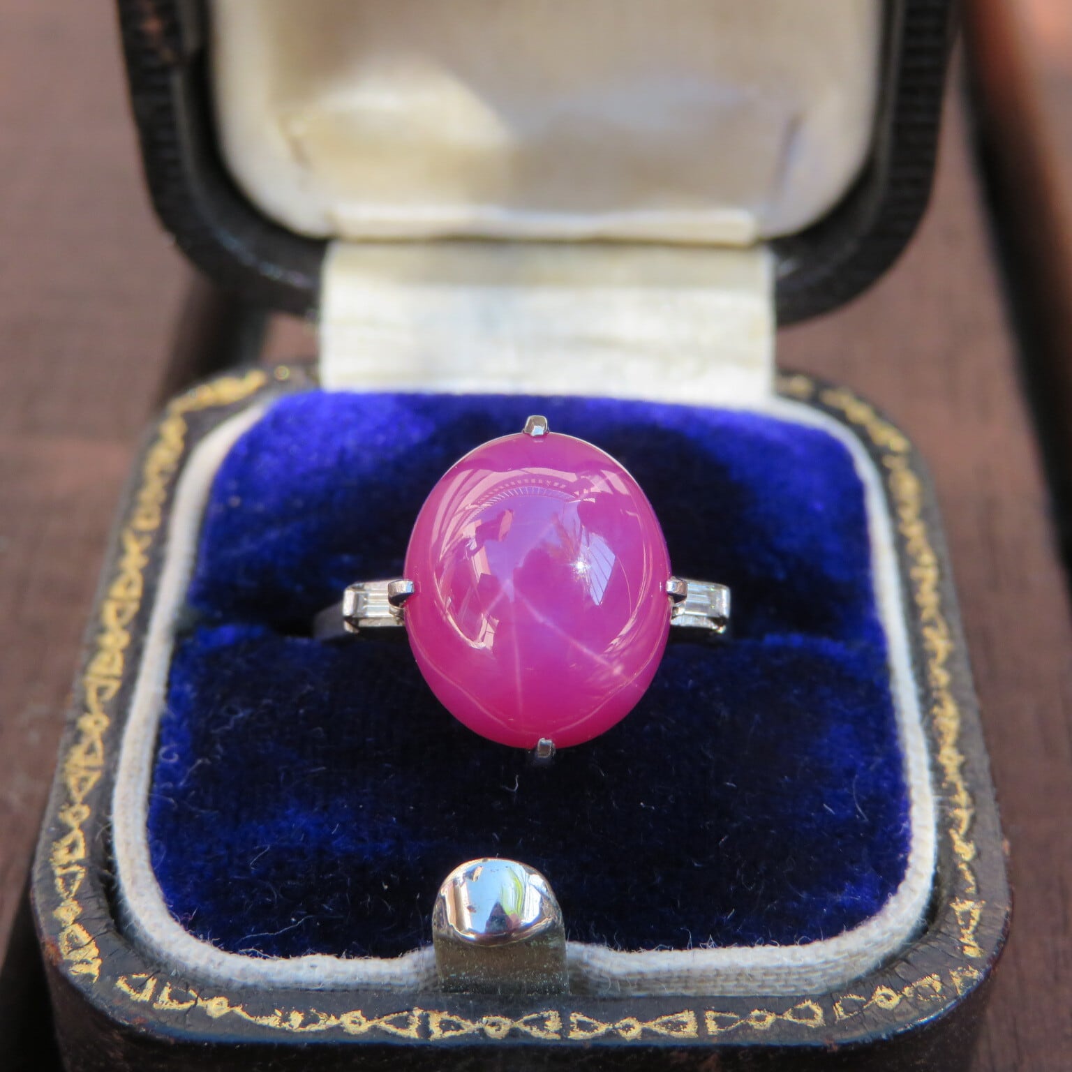 ヴィンテージ　千本透かしプラチナに合成スタールビーのリング