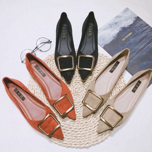 【送料無料】パンプス 靴 シューズ レディース ポインテッドトゥ スエード スウェード 甲浅 バックル 高級感 ローヒール 低めヒール 歩きやすい 疲れにくい 無地 シンプル 大人 上品 きれいめ エレガント 綺麗 人気 韓国 お出かけ お呼ばれ パーティー 二次会 結婚式 オケージョン 入学式 入園式 卒業式 卒園式 謝恩会 セレモニー フォーマル デート 韓国 春 秋 冬 20代 30代 40代 50代 60代 ベージュ オレンジ ブラック 黒 小さいサイズ 大きいサイズ