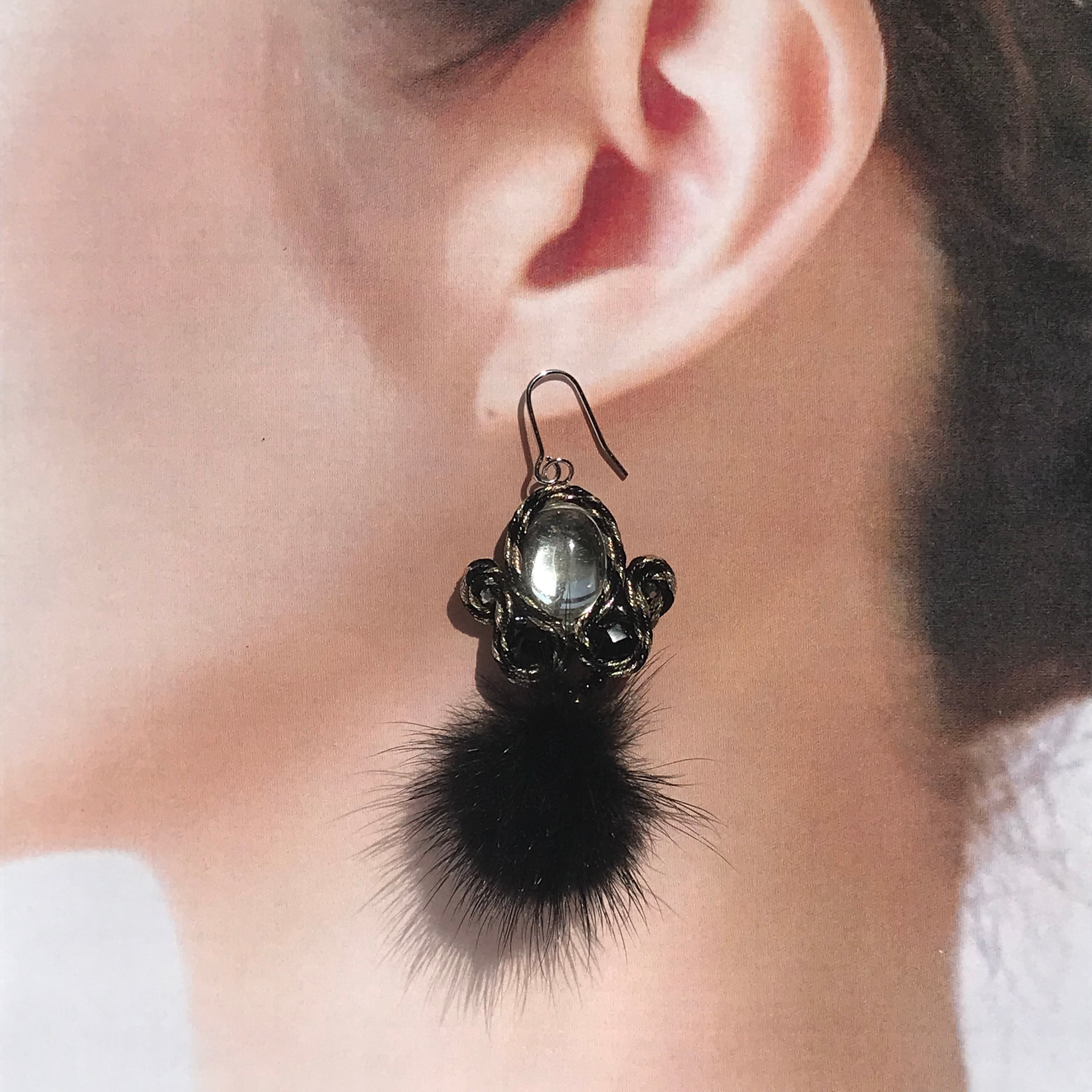 揺れるブラックファー付きピアス | vitta