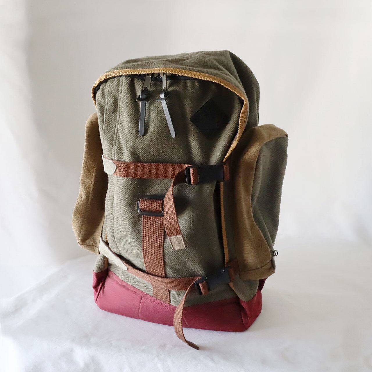 【Deadstock Item】バックパック / Convertible 2WAY Backpack/ スモーキーカーキ×バーガンディ・ボトム