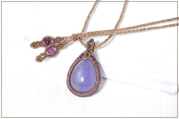 【一点物】パープルフローライトの小ぶりな雫ルースを包んだ細マクラメネックレスNo.2