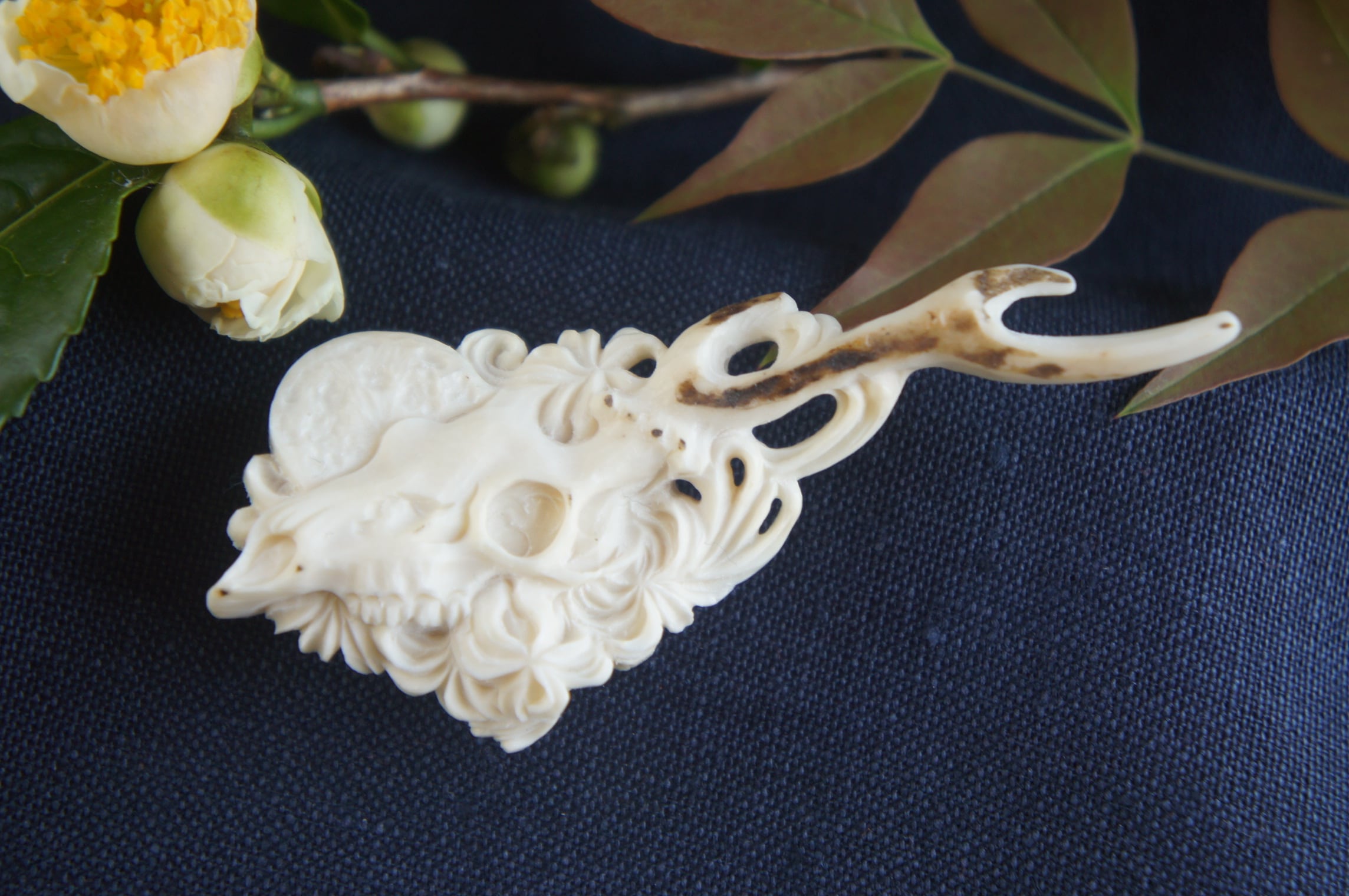 鹿角彫刻の帯留め「月齢」鹿頭骨と彼岸花 | deer bone 