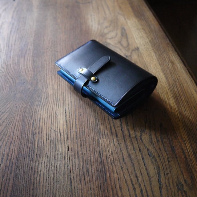 二つ折り財布：TRIP（ストラップ付き＆コインポケットのボタンが隠れる