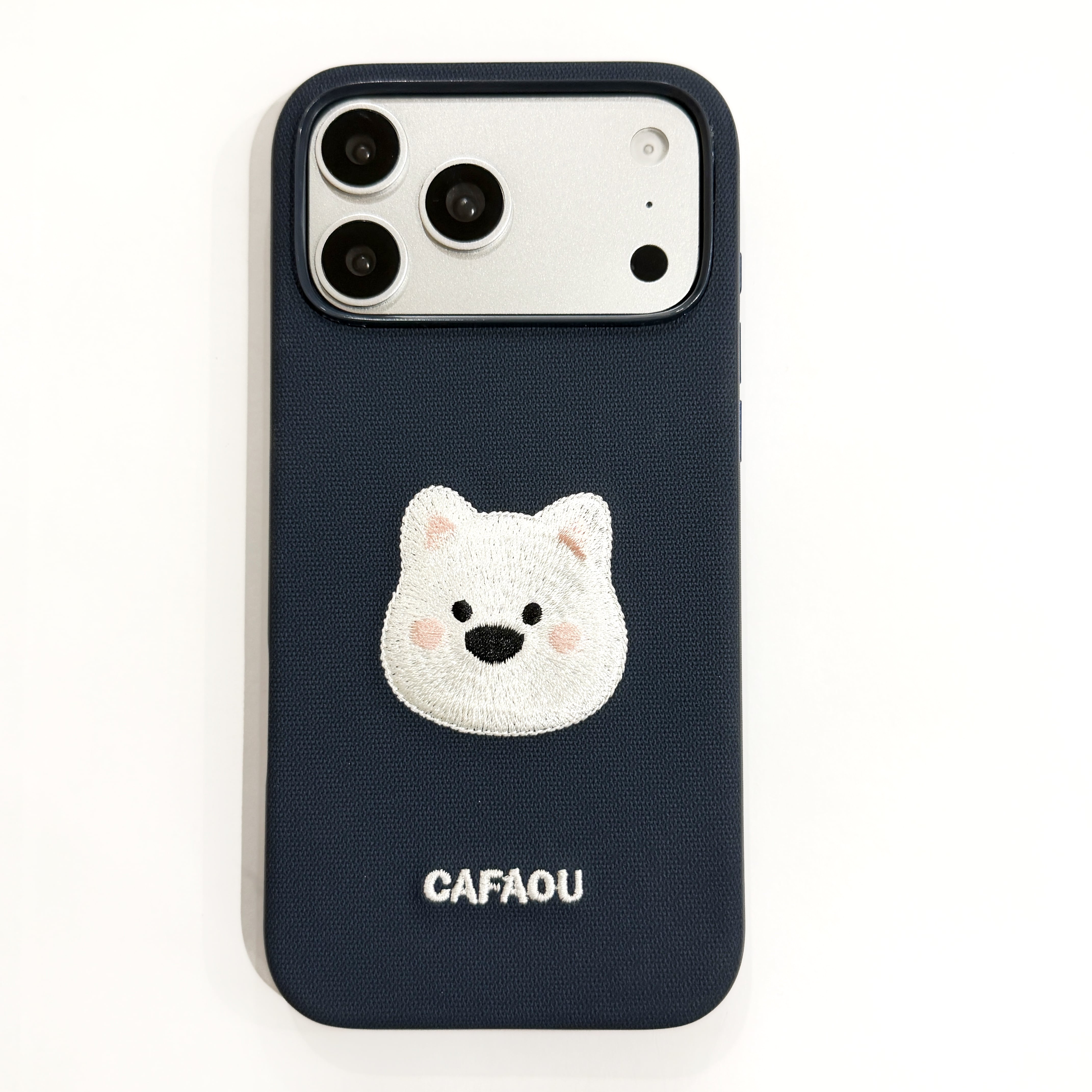 動物 刺繍 iPhone 18 17 16 15 ケース ファブリック 耐衝撃