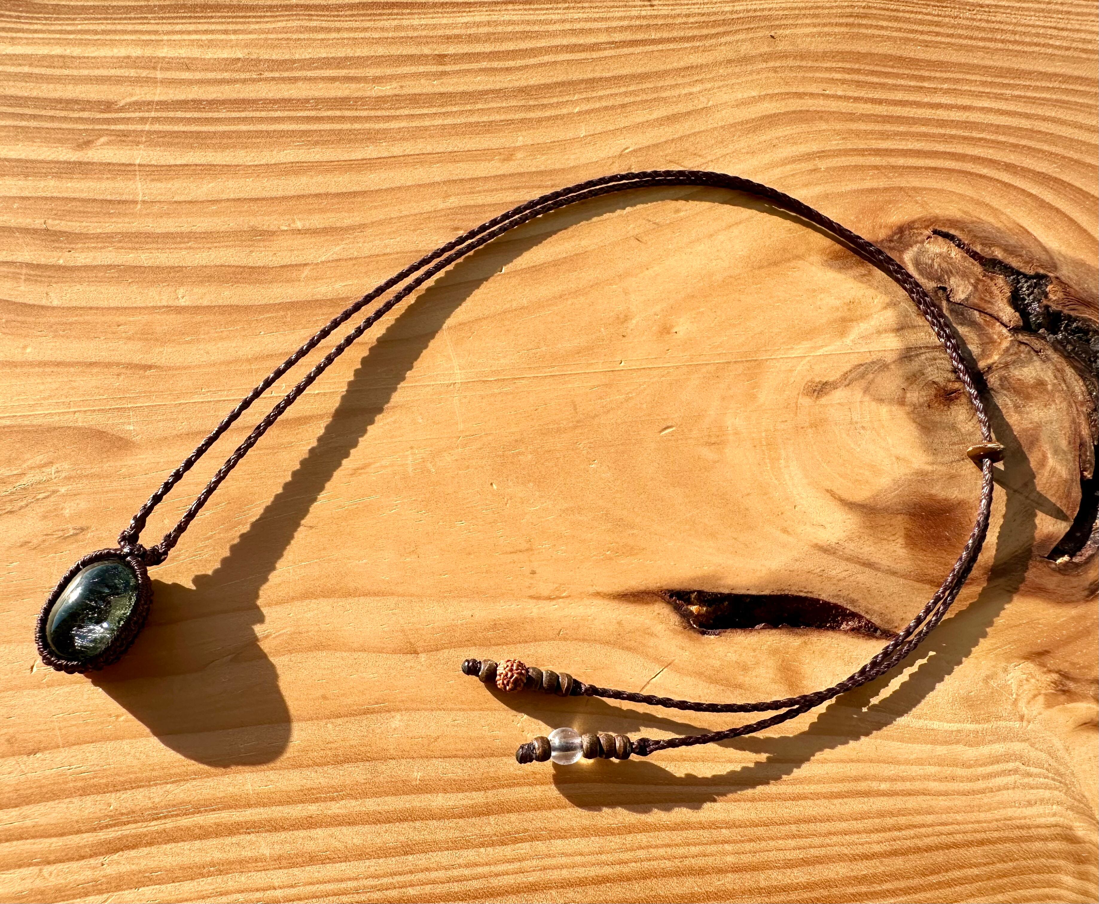 ガネッシュヒマール産 ヒマラヤ水晶ペンダント｜クローライト イン