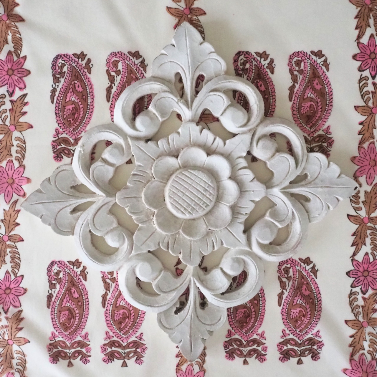 ブロックプリント生地【50cm単位】インド綿 ペイズリー・花柄 白×ピンク×ブラウン #44189-WT3