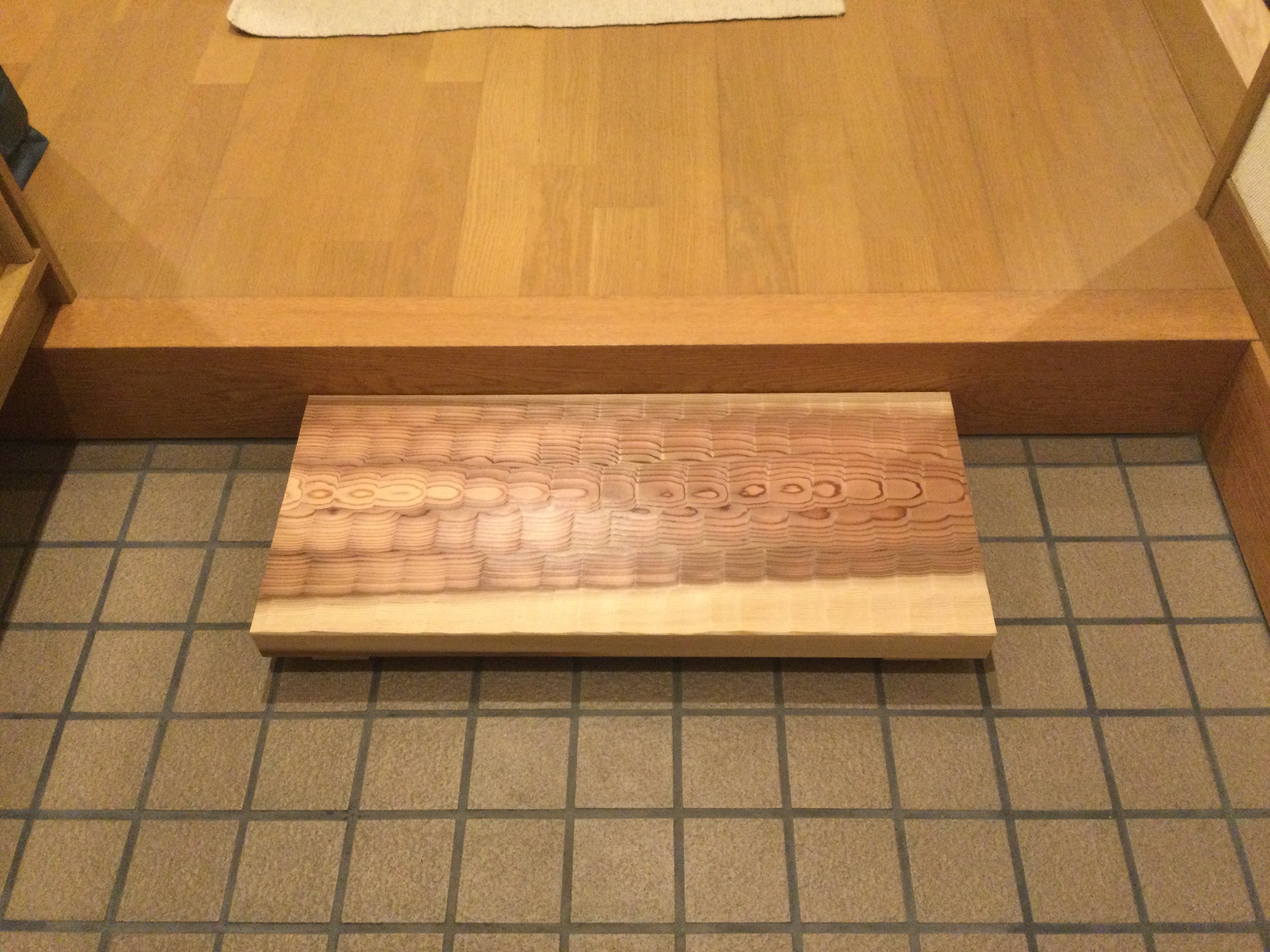 杉の木 ちょうなはつり（名栗）仕上げの踏み台 長さ70cm | hatsurist