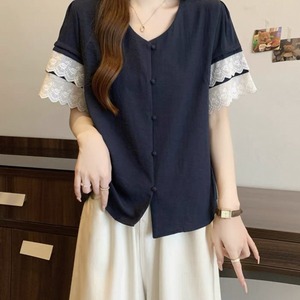 【送料無料】 ブラウス 3色 トップス ゆったり 半袖 Vネック Aライン フレア ボタン レース 薄手生地 無地 かわいい 大人可愛い 大人女子 こなれ感 シンプル カジュアル 大人 上品 おしゃれ お洒落 ラフ コンサバ フェミニン ガーリー デート お出かけ お茶会 女子会 休日 授業参観 夏 30代 40代 女性用 レディース ママ 着回し プチプライス カラバリ デイリーユース 普段使い ファッション 定番アイテム 着痩せ 垢抜け ホワイト ピンク ネイビー