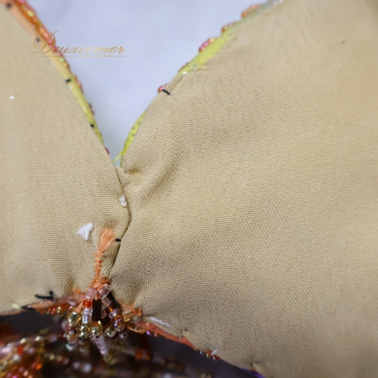 ベリーダンス オリエンタル 衣装 上下セット オレンジ系 トップス スカート 黄 紫 ラインストーン ビーズ 豪華 装飾 フリンジ フリル 光沢 肌見せ セクシー ストーン 華やか ステージ イベント スパンコール イエロー系 パープル系