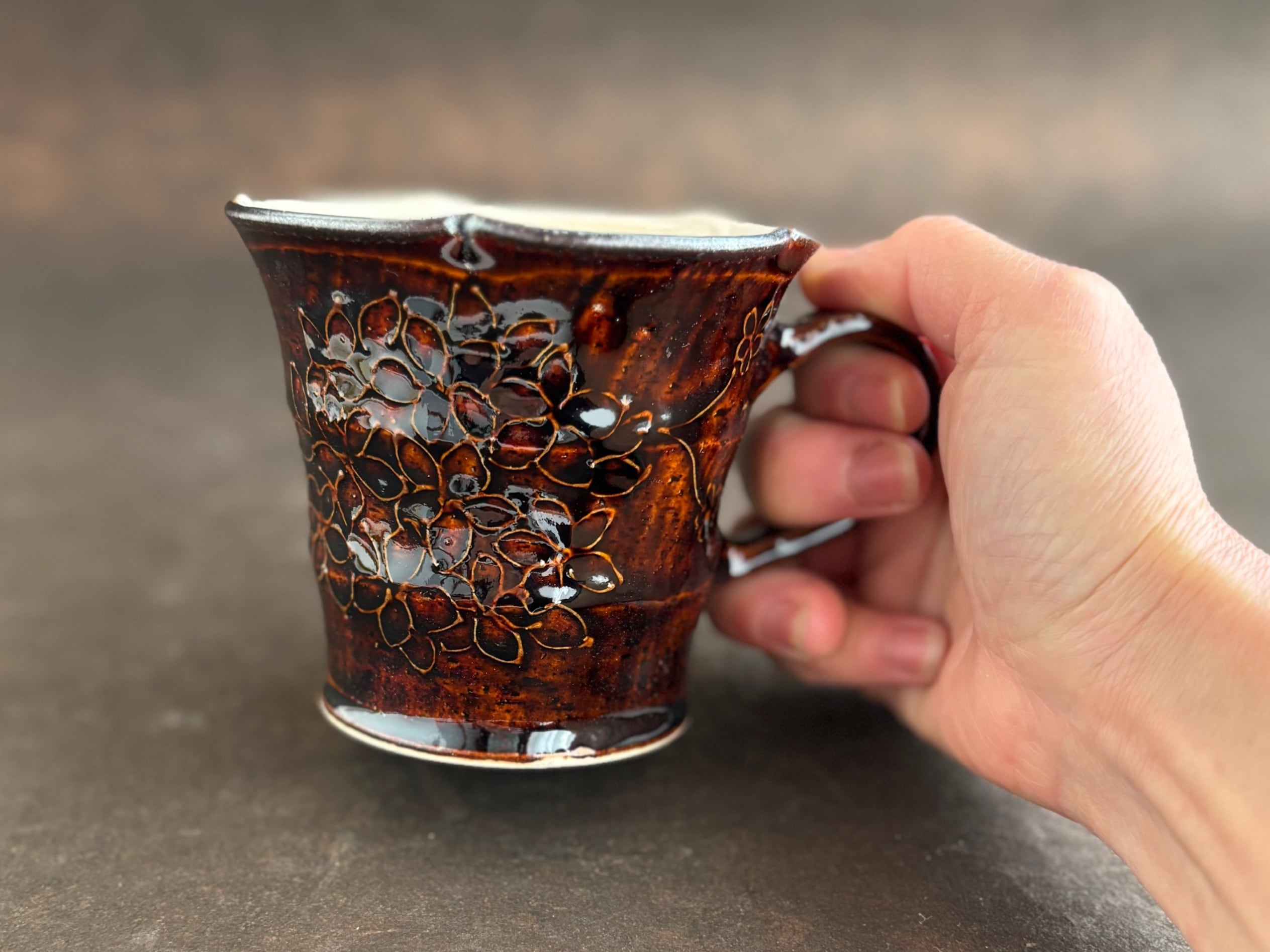土和のルリエフ　飴釉　お花形マグカップ
