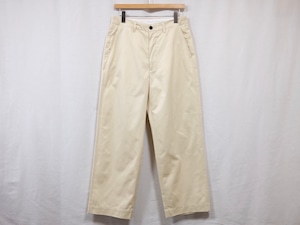 UNIVERSAL PRODUCTS.” NO TUCK WIDE CHINO TROUSERS ECRU”