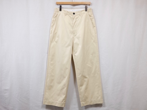 UNIVERSAL PRODUCTS.” NO TUCK WIDE CHINO TROUSERS ECRU”