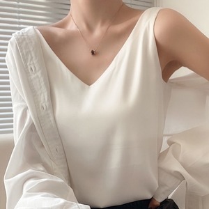 トップス レディース 送料無料 8色 タンクトップ シルクサテン Vネック シンプル ベーシック インナー  無地 シルク風  きれいめ おしゃれ スタイル 小顔見せ 着痩せ 体形カバー インスタ トレンド デコルテ かわいい スーツ 女子会 デート エレガント 着回し カラーバリエーション ブラック ホワイト ベージュ マスタード カーキグリーン ブルーグレー レッドブラウン  ブラウンくすみカラー ダスティカラー モノトーン ヘビロテ コーデ 色違い オフィス 通勤 OL コンサバ デコルテ キャミ
