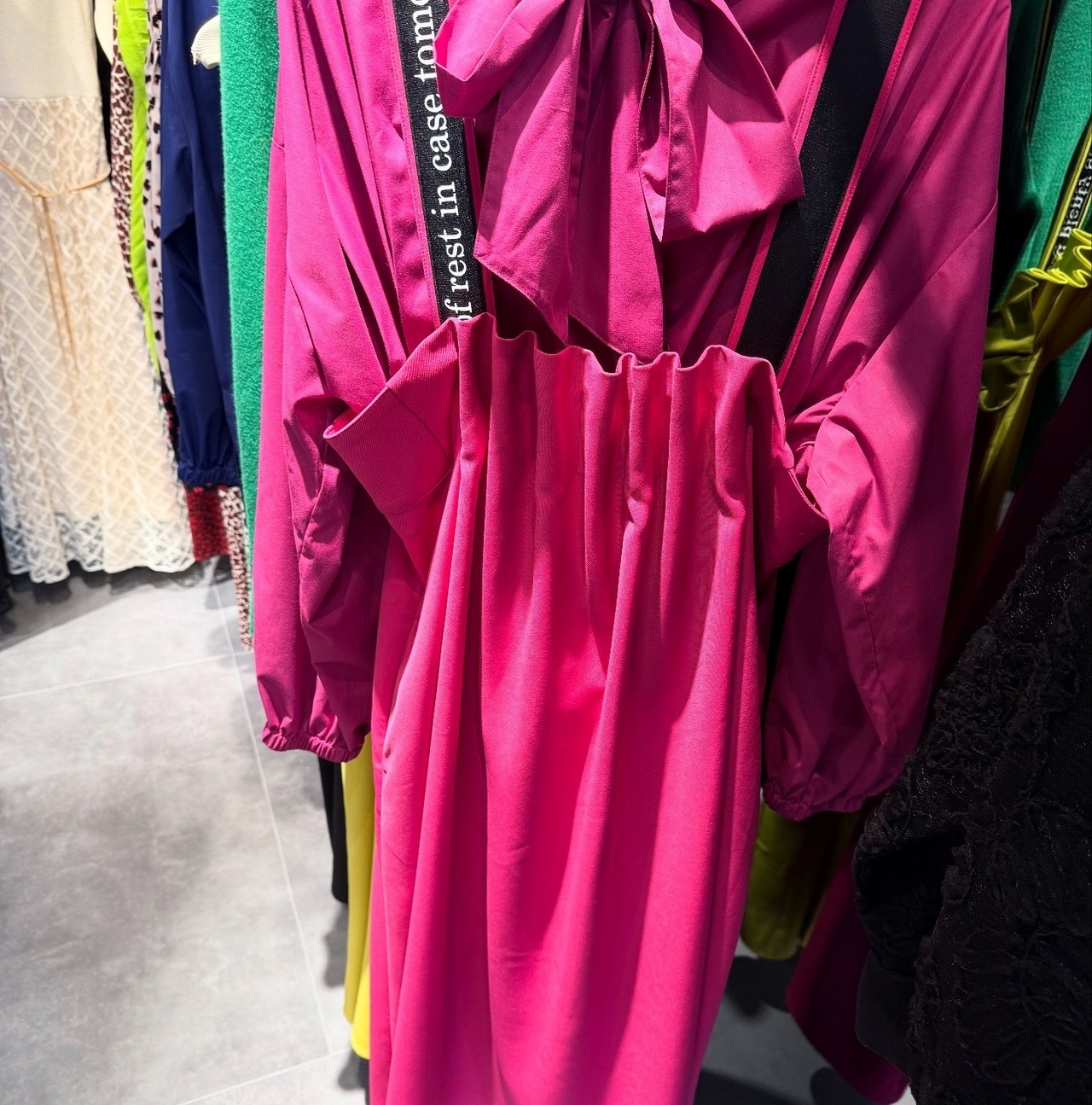 ドスディオサス  dosdiosas ロゴ入りテープワンピース