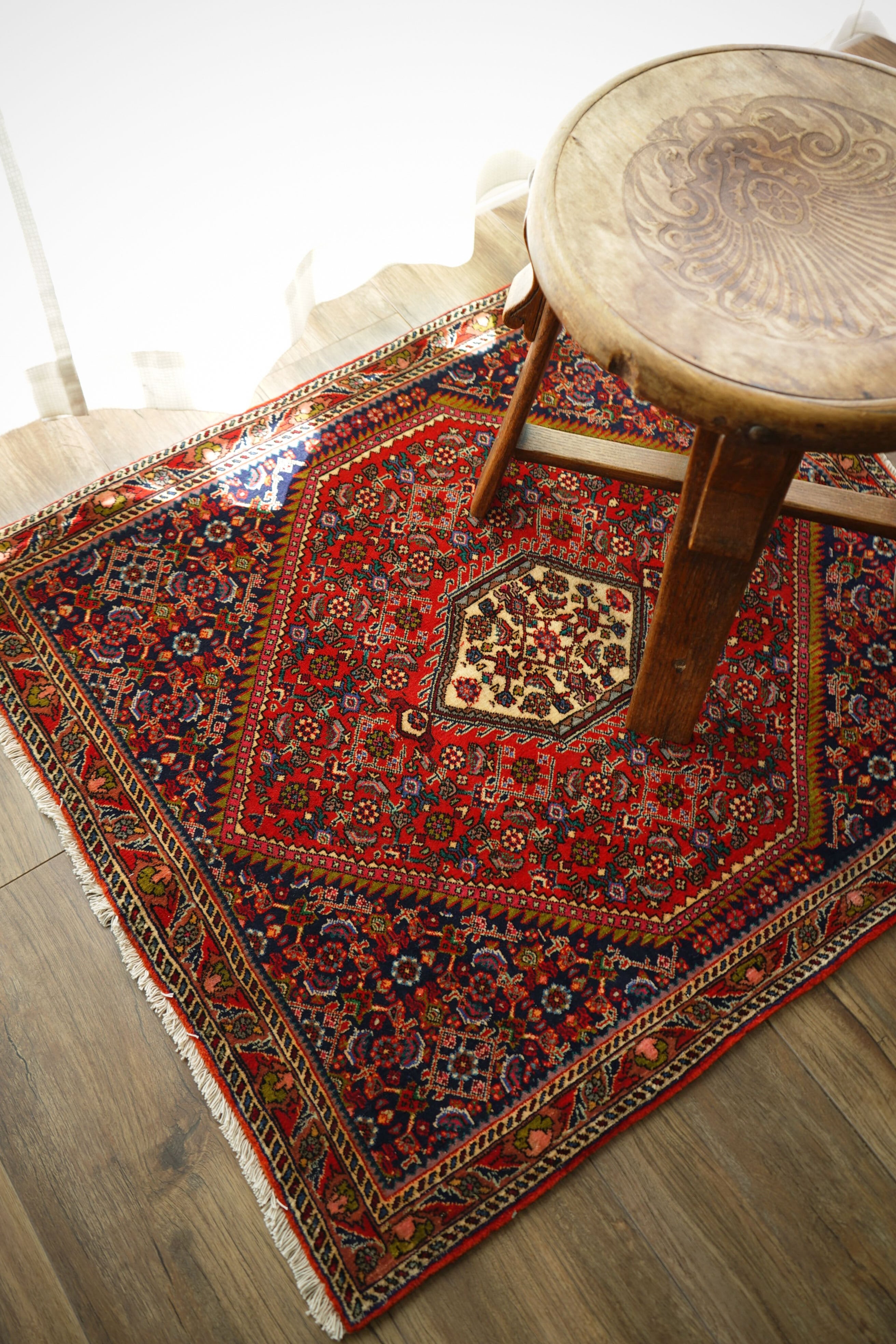 【小さめ】　トライバルラグ　ペルシャ　絨毯　ビンテージ ビンテージのおしゃれな絨毯、トルコバルケシルの一点ものの