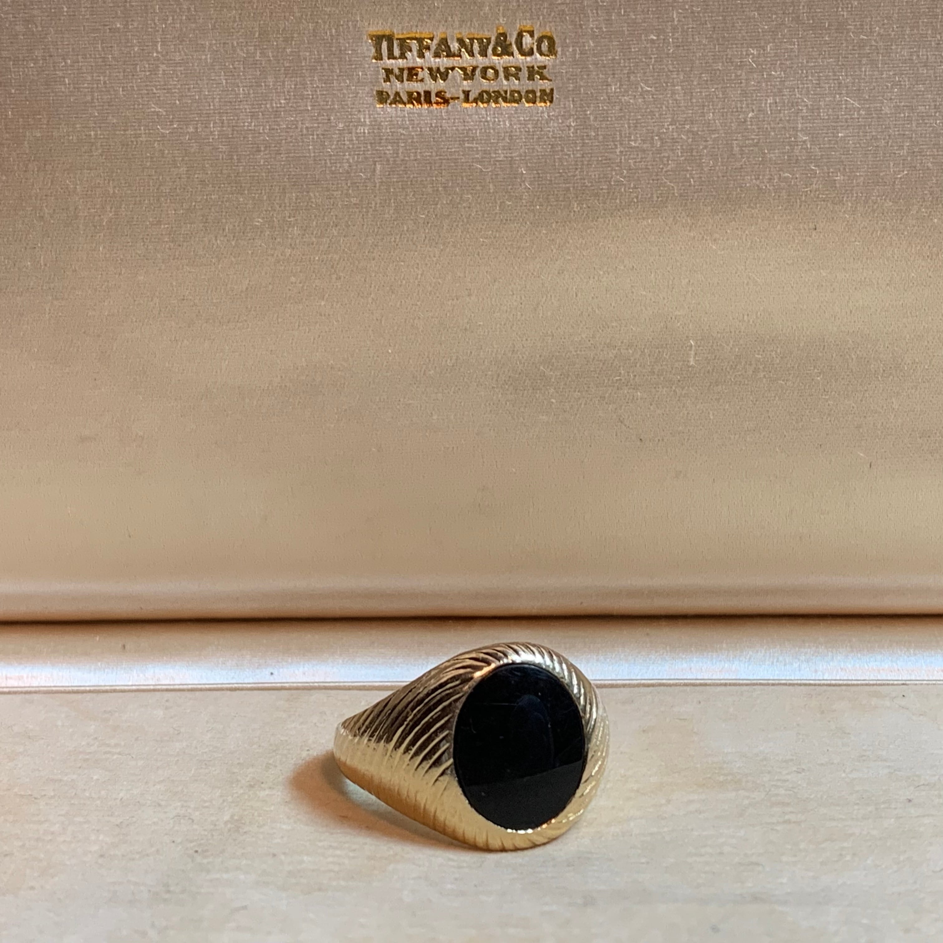 VINTAGE TIFFANY & CO. Black Onyx 14K Gold Swirl Signet Ring | ヴィンテージ ティファニー  ブラック オニキス 14K ゴールド シグネット リング | THE OLDER VINTAGE powered by BASE