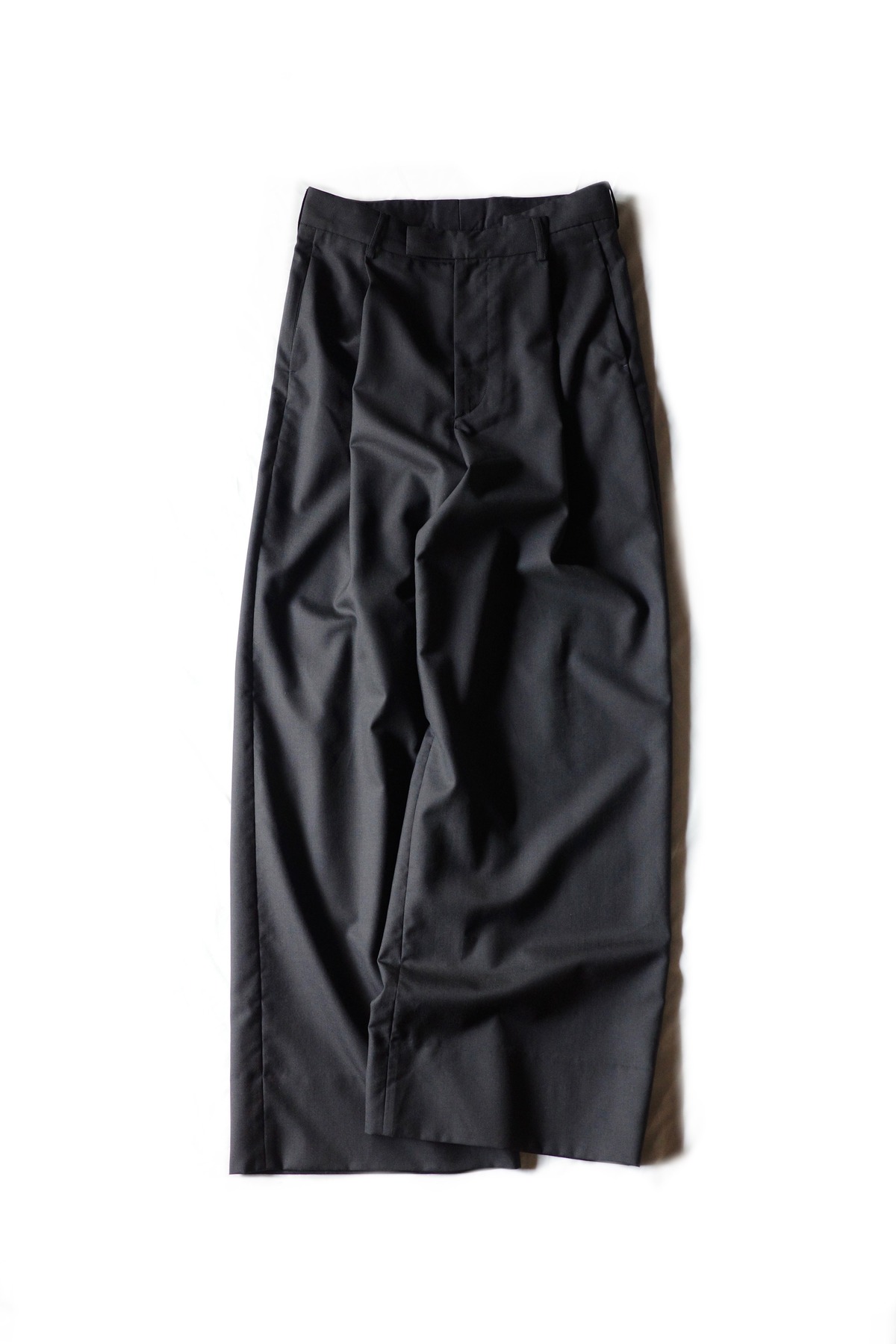 MARINA YEE【WIDE-LEGGED PLEATED TROUSERS -Black-】 | lloomm