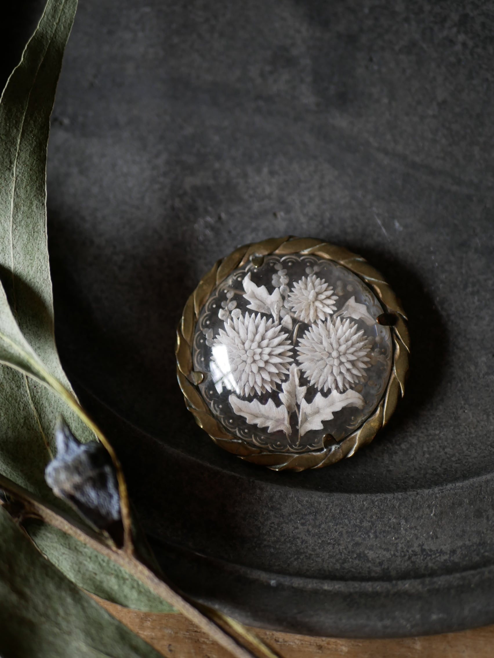 5 ダリアのルーサイトブローチ フランスヴィンテージ ブロカントのある暮らし