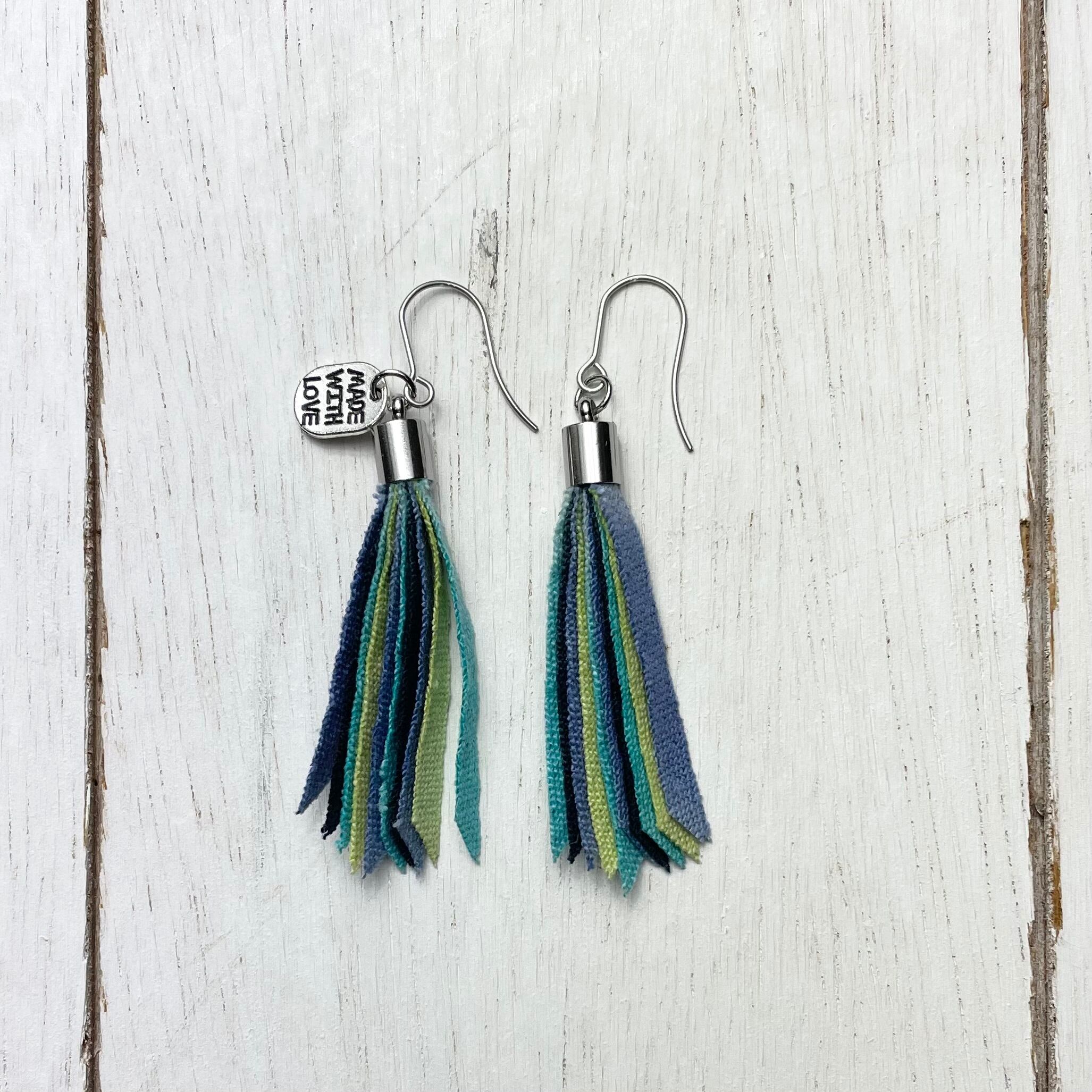 ピアス：タイダイ染めタッセルgrowピアス ライムグリーン×黒×ブルー