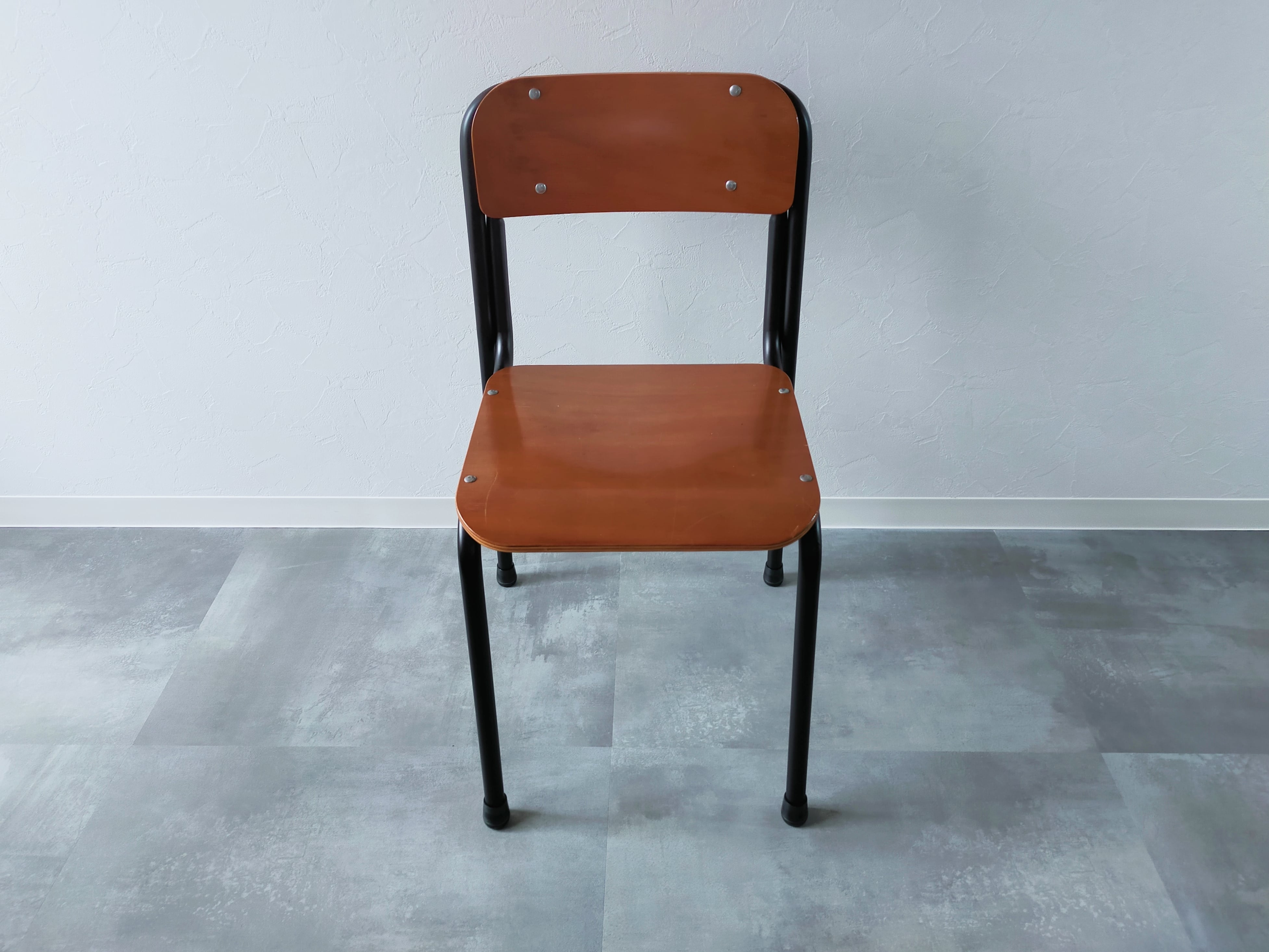 どんな高級チェアよりも「しっくり」（学校椅子×チェア×ブラウン