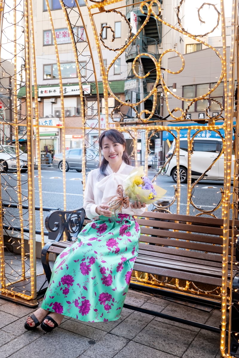 街角で映えるスタイル - 華やかな花柄スカートと洗練された白ブラウス