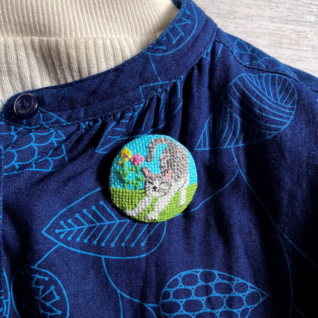 のびネコシリーズ2キジトラの手刺繍(クロスステッチ）ブローチ