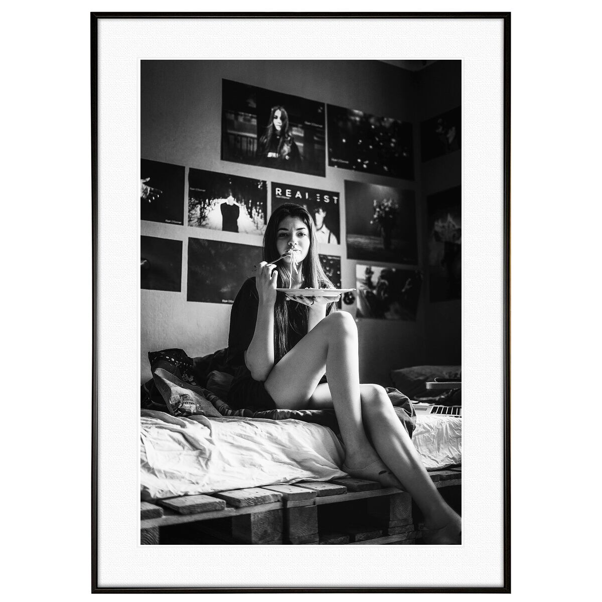 人物写真 ベッドに座って食事をする女性 インテリアモノクロアートポスター額装 AS2346