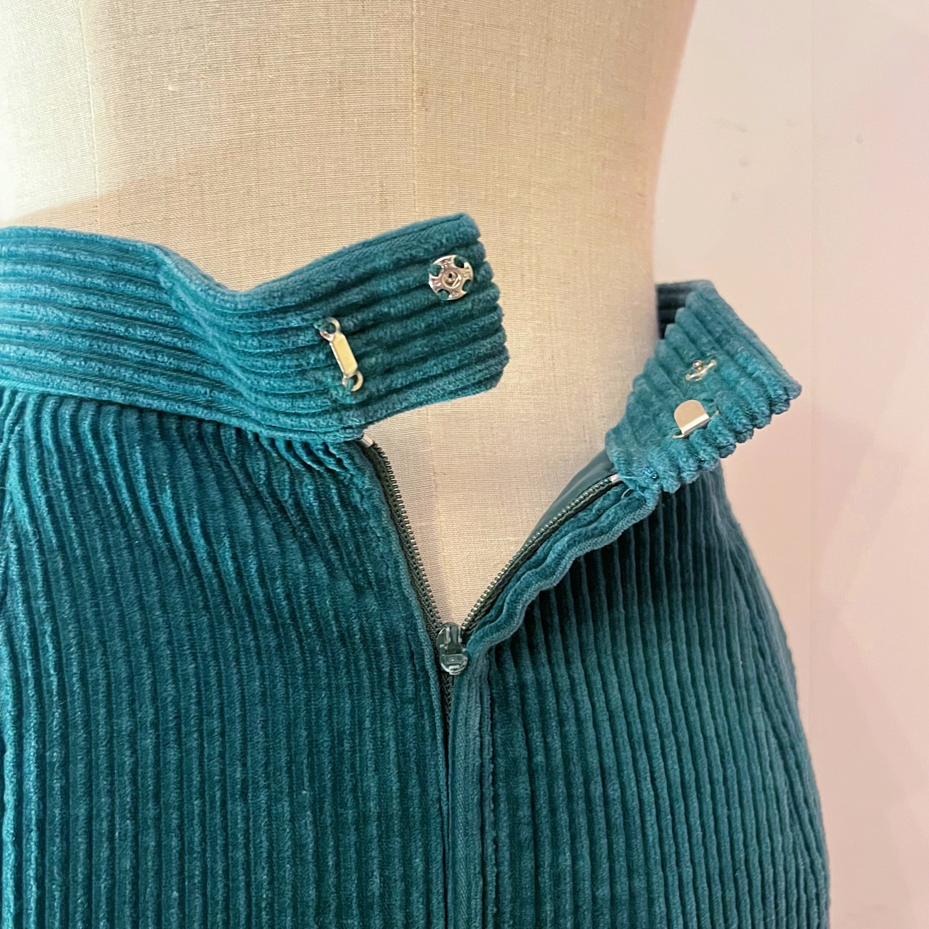 green corduroy semi tight skirt