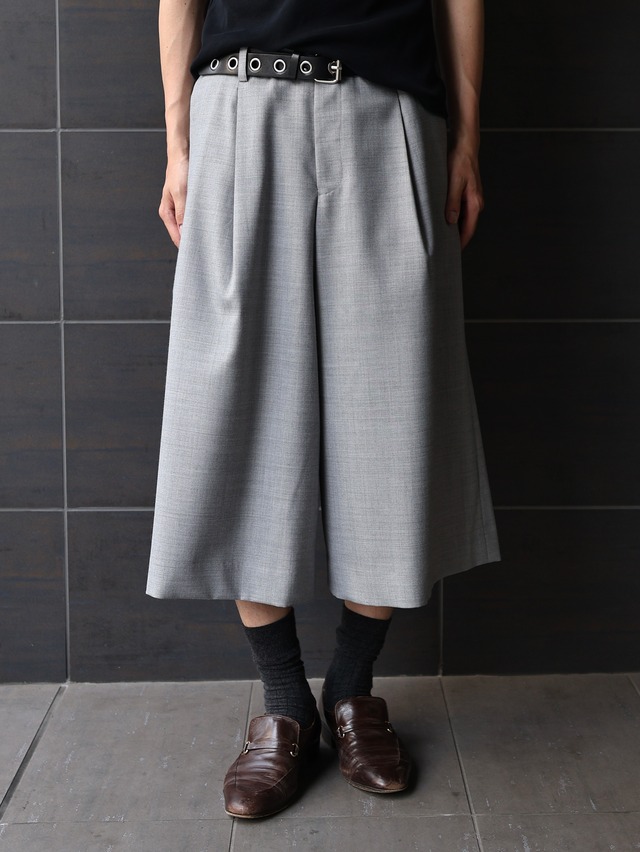 【+(plūs）】1-tuck wool wide shorts grey