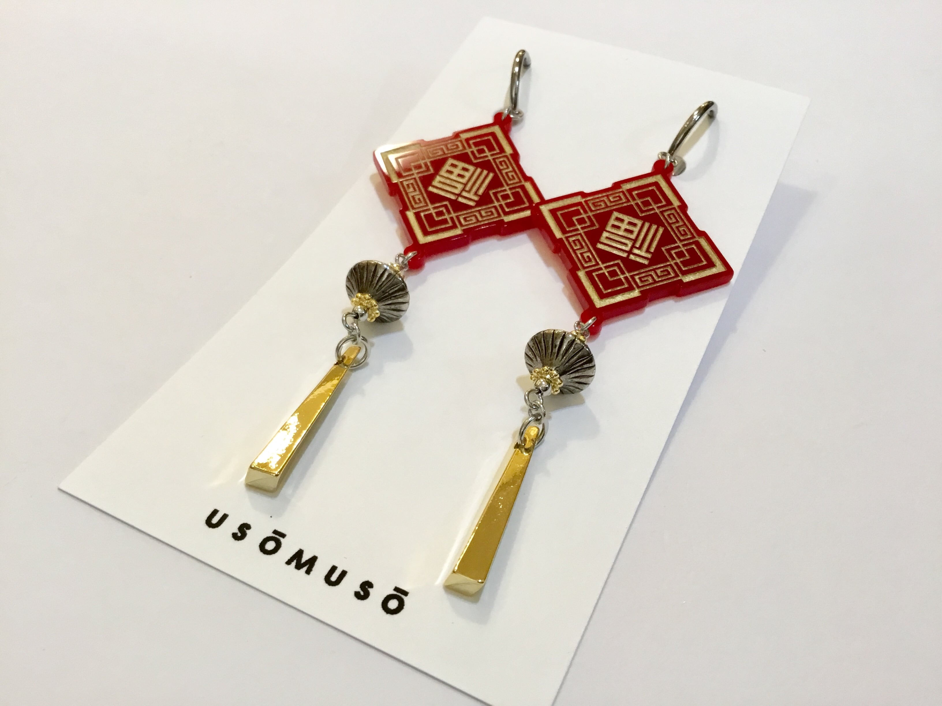 【ピアス変更可能】usomuso アクリル倒福イヤリング | 京都 路地裏