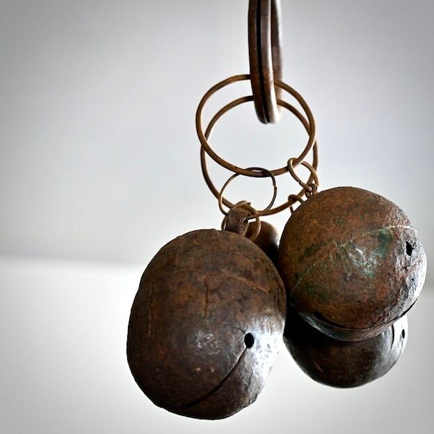 51313】400年前の鈴 / iron bells (400 years ago) | 古道具・器