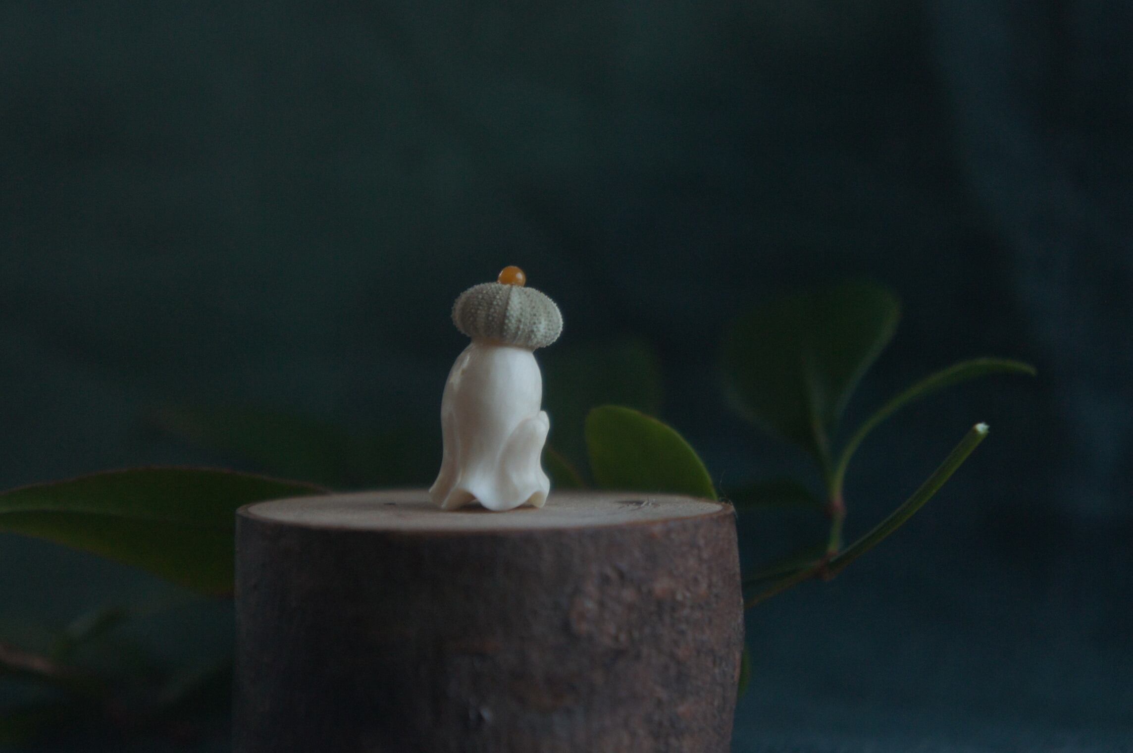 鹿角彫刻「兎角亀毛」うにの帽子をかぶったおばけ【1】 | deer bone 