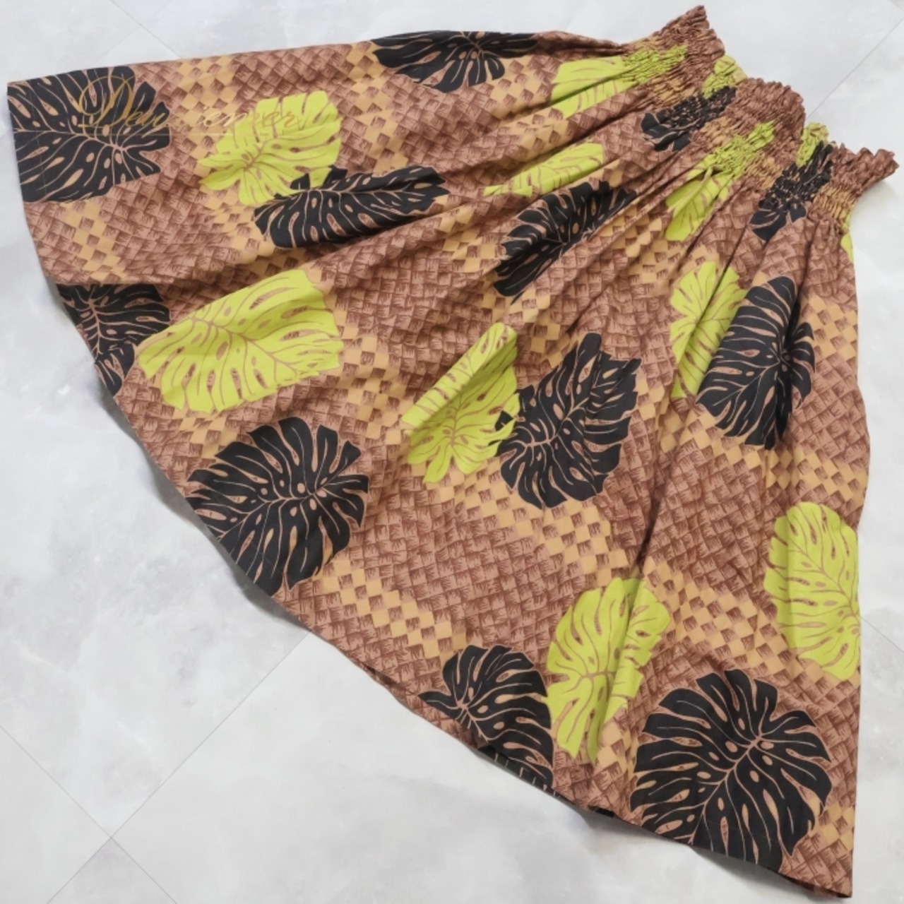 フラダンス 衣装 パウスカート エムエムジェイ ブラウン系 MMJ 日本製 シングル モンステラ柄 華やか 鮮やか かわいい シンプル ハワイアン アロハ ハワイアンプリント フラ ダンス レッスン 練習 グリーン系 ブラック系 モンステラ デザイン