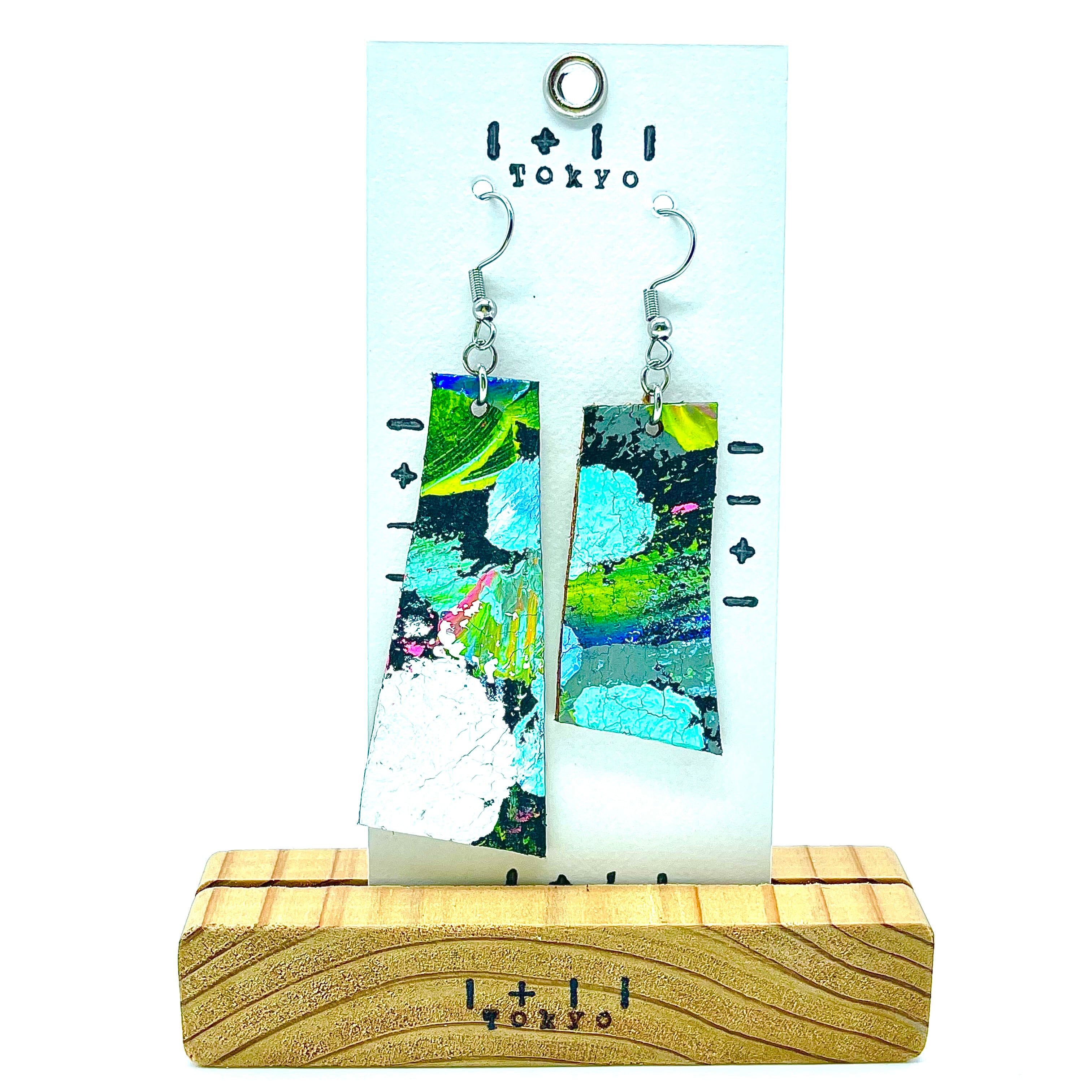 革ピアス　飛んでる雪玉の景色