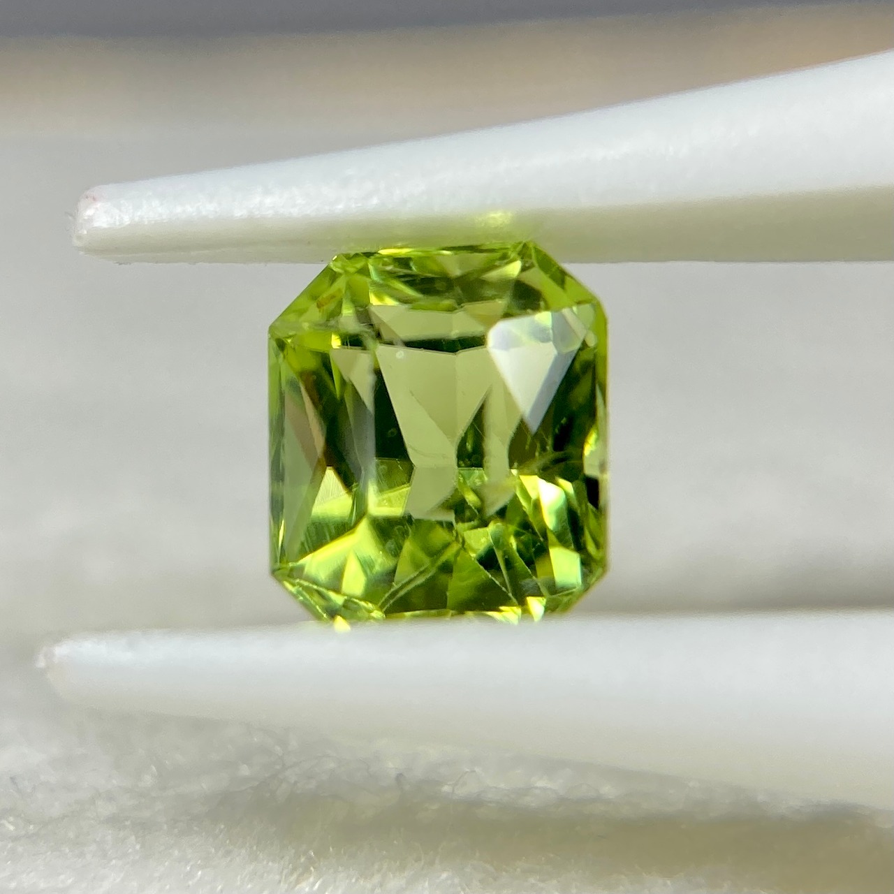 ペリドット 約0.65ct 約4.9mm*4.0mm r-0191