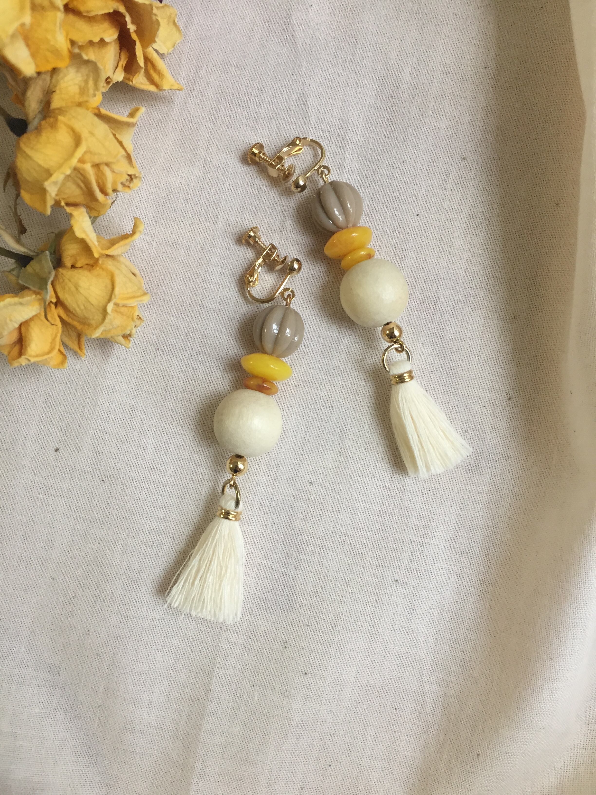 022 woodbeads×タッセル(ホワイト) イヤリング/ピアス | RAM.accessory