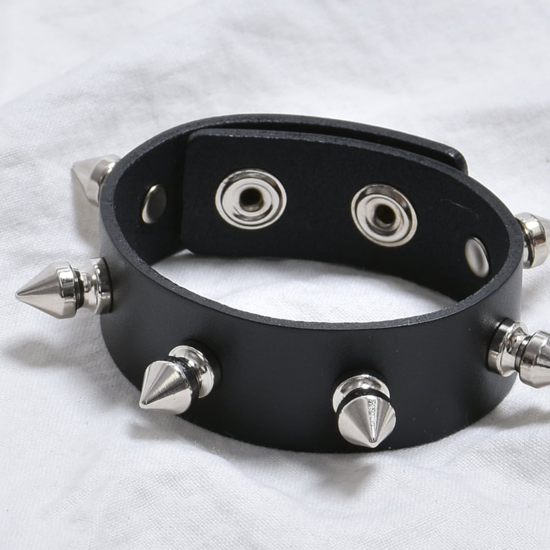 3/3新着】スタッズブレスレット | VOLCAN&APHRODITE