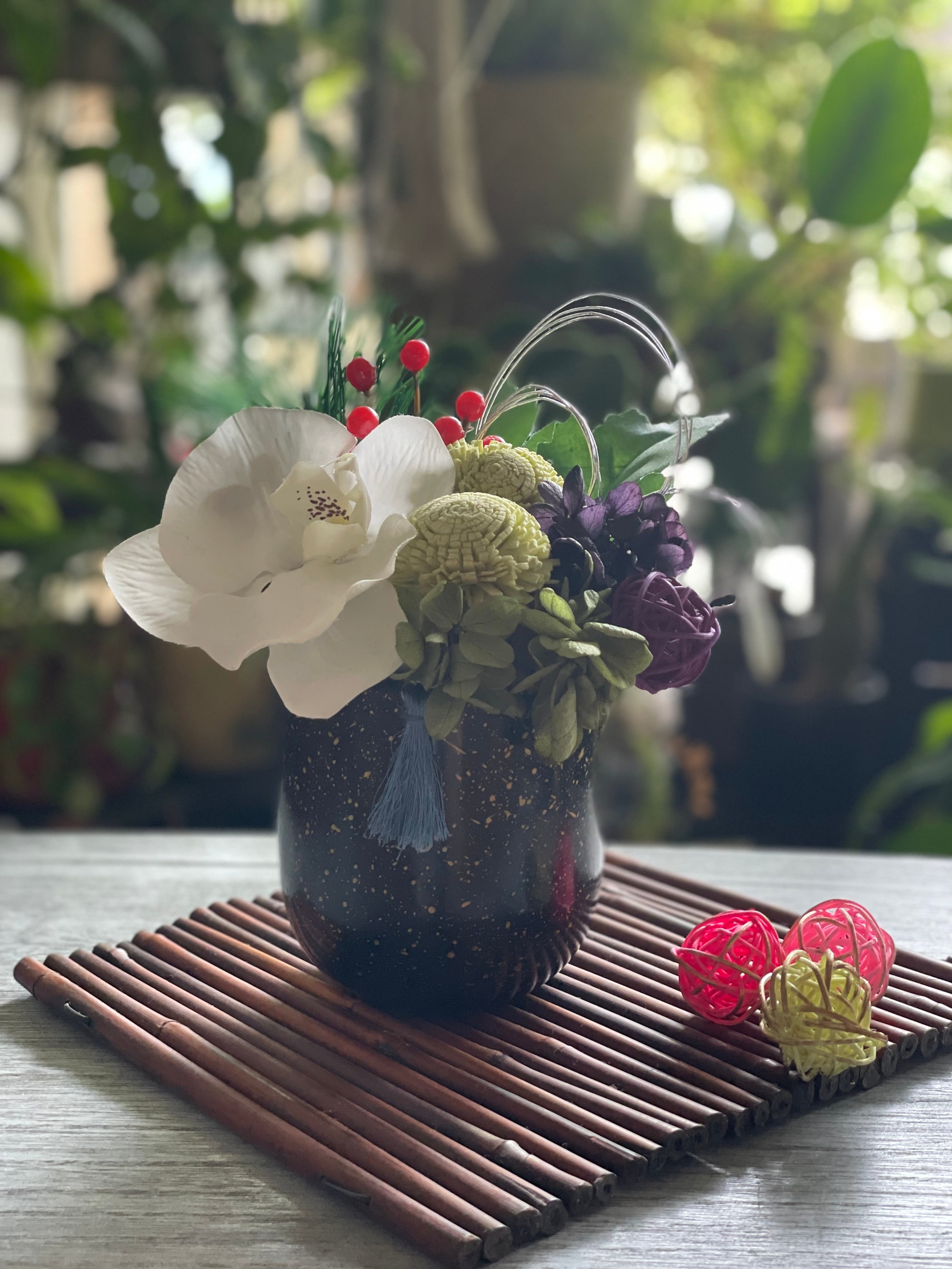 胡蝶蘭と南天、アネモネの和装ブーケ