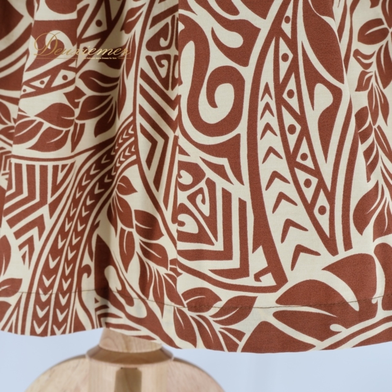 フラダンス 衣装 パウスカート アロハエミカ ブラウン系 Aloha Emika シングル シンプル カヒコ柄 ツーカラー かわいい 華やか 鮮やか 明るい ハワイアン アロハ ハワイアンプリント フラ ダンス レッスン 練習 発表会 おしゃれ 南国風