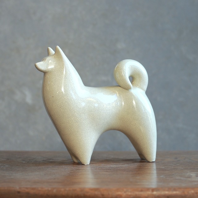 コロンとなめらかな、磁器の白い犬 3