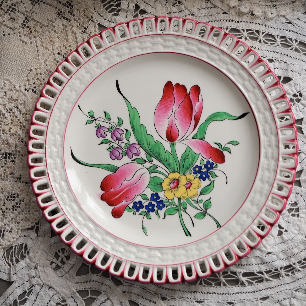 リュネヴィルKGのパニエプレート"Réverbère"チューリップ2輪