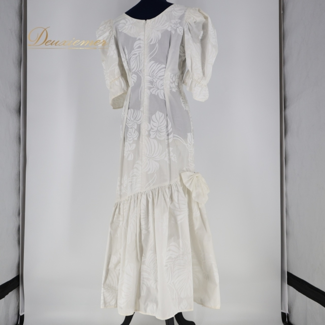 フラダンス 衣装 ワンピース ドレス ホワイト系 メネフネプランテーション 白 ハワイアンプリント アロハ ワントーン かわいい リボン パフスリーブ フリル MENEHUNE PLANTETION フラ おしゃれ フラ衣装 エレガント シンプル 大人かわいい