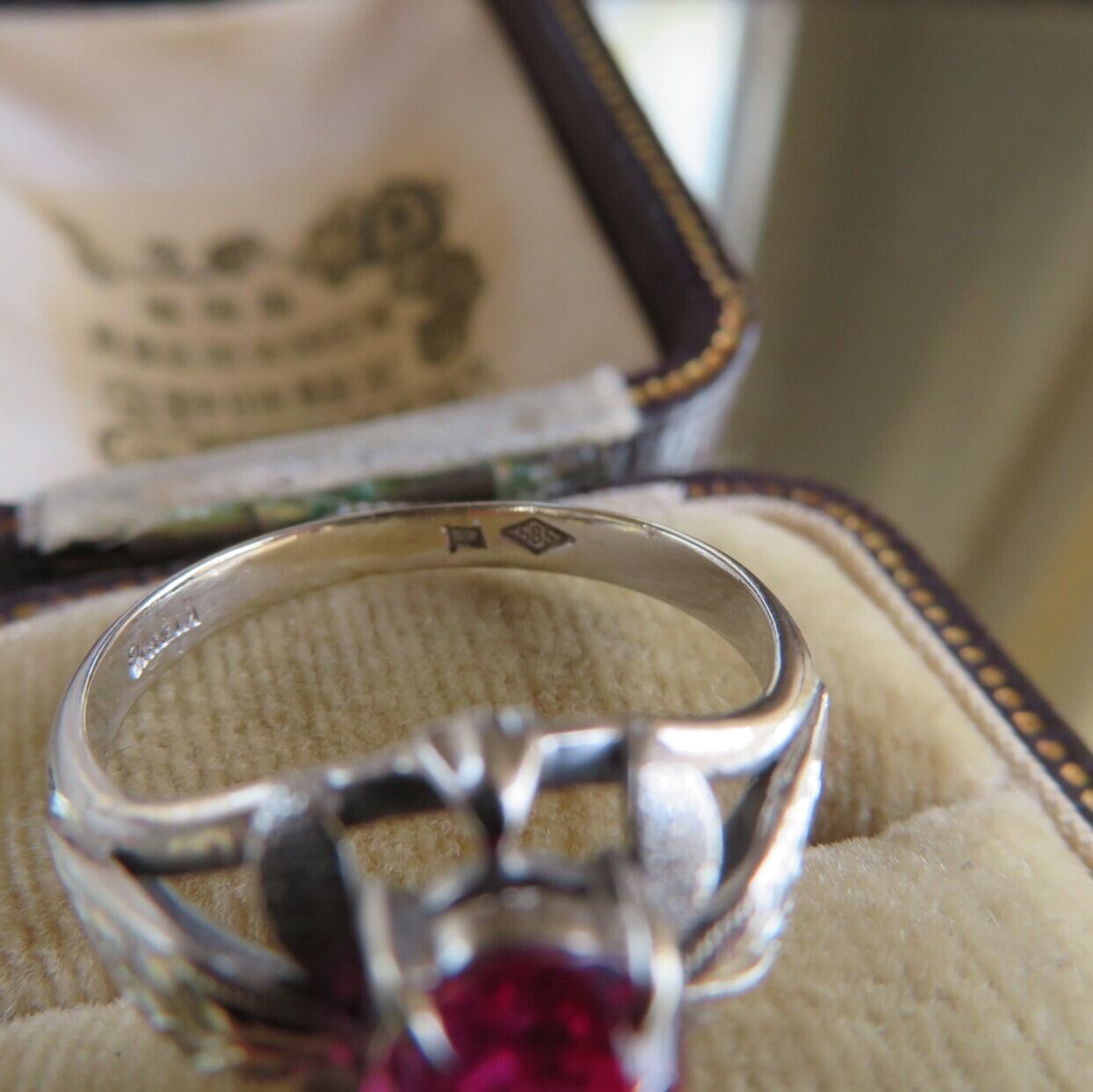 ヴィンテージ K14WG和彫りに合成ルビーのリング