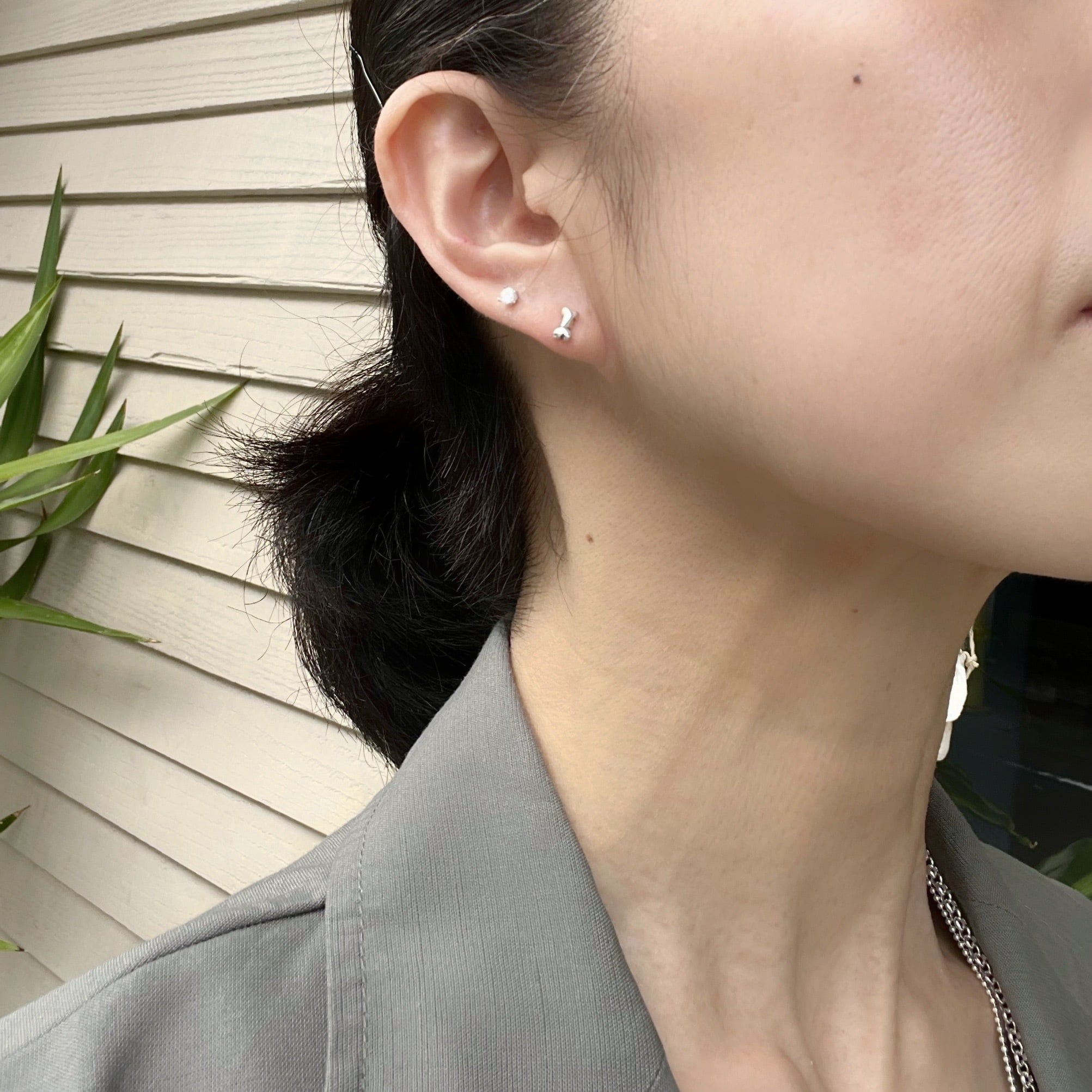ワンコと骨 のスタッド ピアス ワンコ 犬 DOG 小さめピアス | 【公式