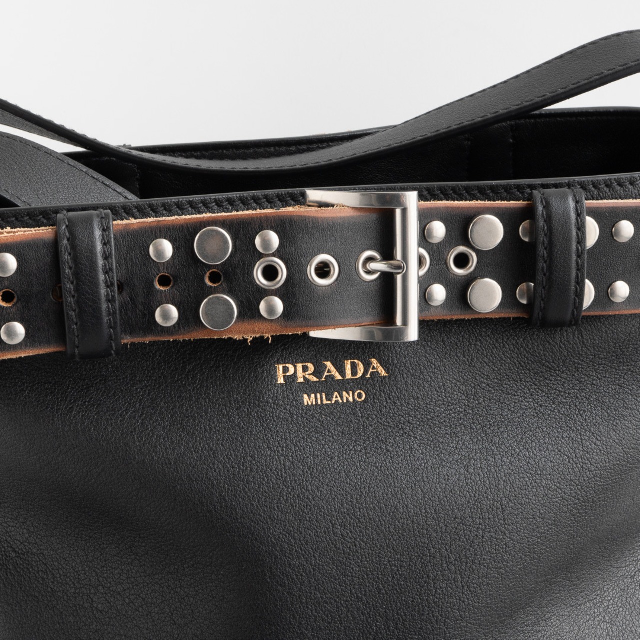 プラダ バックル スタッズベルト付 レザー バケットバッグ ブラック レザー AW25