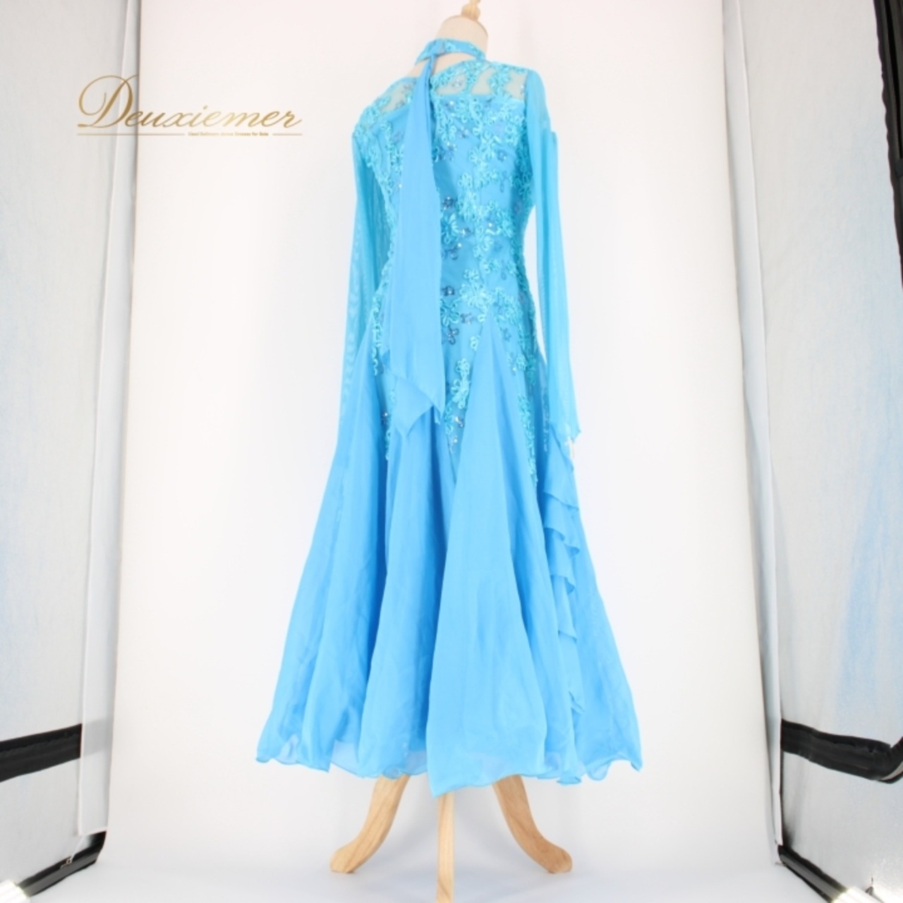 社交ダンス 衣装 スタンダード ドレス ワンピース パーティドレス ICHIOKU イチオク ブルー系 水色 レース チョーカー 長袖 花柄 準正装 フォーマルドレス スカート 薄手 柔らかい 動きやすい 軽やか 色鮮やか 二重 フロート セットアップ ステージ衣装 レディース かわいい おしゃれ デザイン 高クオリティ 上品